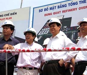 Thủ tướng Nguyễn Tấn Dũng trên công trường Nhà máy Lọc dầu Dung Quất - Ảnh: VNN.