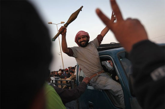 Một người thuộc lực lượng nổi dậy tại thành phố Ajdabiya, Libya. Lực tăng giá vàng đang phụ thuộc quá nhiều vào tình hình khủng hoảng chính trị ở khu vực Trung Đông-Bắc Phi - Ảnh: Getty.