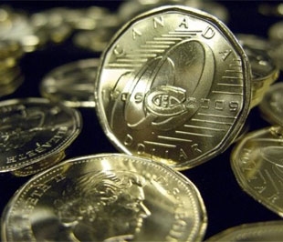 Tiền xu thành phẩm từ Nhà máy Đúc tiền Hoàng gia (Royal Mint) của Anh. Hãng tin Bloomberg cho hay, trong nửa đầu năm nay, lượng tiền xu vàng mà Royal Mint đúc ra đã tăng gần gấp đôi so với cùng kỳ năm ngoái, lên mức 16.910 ounce - Ảnh: AP.