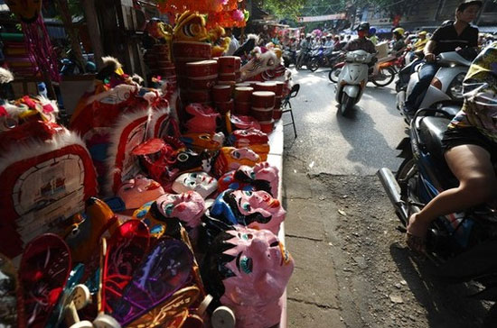 Đường phố Hà Nội dịp gần Tết Trung thu. Nhằm tạo nguồn lực đáp ứng yêu cầu xây dựng, phát triển Hà Nội, Điều 26 của dự thảo Luật Thủ đô đã giao Chính phủ ban hành chính sách, cơ chế tài chính đặc thù nhằm huy động các nguồn lực, đặc biệt là về đất đai để đầu tư cho phát triển kinh tế - xã hội, hệ thống hạ tầng kỹ thuật của Thủ đô - Ảnh: Getty.