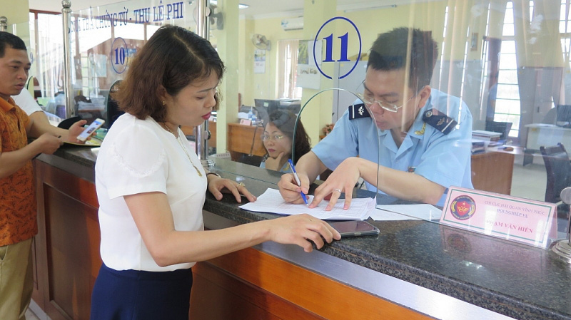 Nghị định quy định phạt tiền từ 5 – 10 triệu đồng đối với một trong các hành vi sau: Không tái xuất hàng kinh doanh tạm nhập, tái xuất đúng thời hạn quy định.