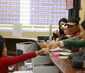 Theo HSBC, sau sự sụt giảm mạnh của thị trường chứng khoán, giá trị giao dịch hàng ngày trên thị trường đã giảm xuống còn 47 triệu USD trong tháng 4 so với mức 62 triệu USD trong tháng 3.