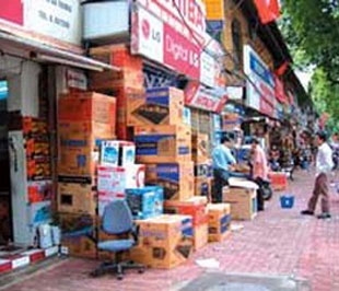 Trời nóng, thị trường đồ điện lạnh cũng trở nên sôi động.