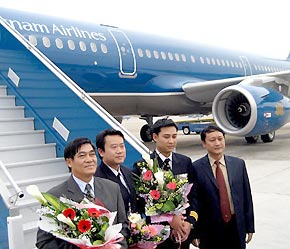 Tổng giám đốc Vietnam Airlines Nguyễn Sỹ Hưng (ngoài cùng bên phải) đón đoàn cán bộ đi tiếp nhận máy bay mới.
