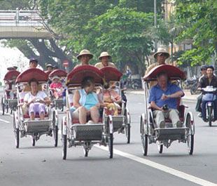 Lượng khách tới theo đường hàng không tăng 5,8%, khách đi theo đường bộ tăng 17,7%. Nhưng khách đi theo đường biển lại giảm 19% so với cùng kỳ.