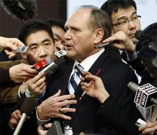 Giám đốc điều hành Robert Nardelli của Chrysler trong vòng vây của báo giới - Ảnh: Reuters.