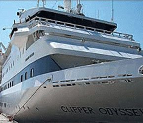 Tàu được trang bị đầy đủ tiện nghi để phục vụ hành khách.