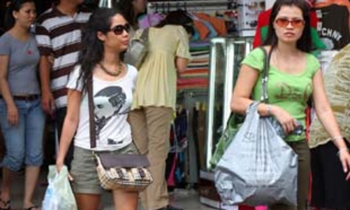 Giá tiêu dùng lần đầu tiên giảm từ đầu năm