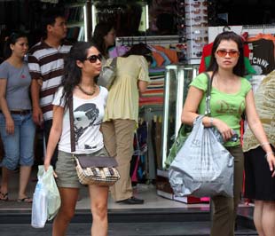 Tổng mức bán lẻ hàng hoá và doanh thu dịch vụ tiêu dùng không giữ được mức tăng như năm trước, do người dân đã "thắt lưng buộc bụng".