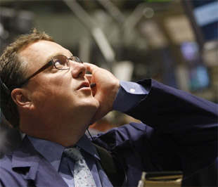 Với phiên giảm điểm này, chỉ số S&P 500 đã xuống mức thấp nhất kể từ ngày 1/5, còn chỉ số Dow Jones xuống thấp nhất kể từ ngày 28/4 - Ảnh: Reuters.