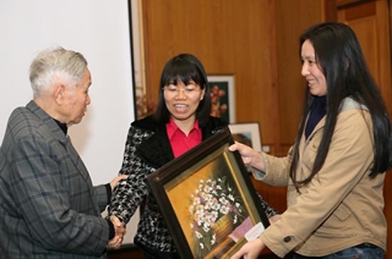 Tổng biên tập Thời báo Kinh tế Việt Nam, GS. Đào Nguyên Cát (bên trái), tặng quà lưu niệm cho bà Nguyễn Thị Thanh Huyền (giữa), Tổng giám đốc Công ty Cổ phần May 10 - Ảnh: Mạnh Thắng.