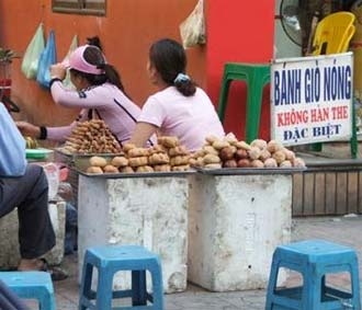 Thức ăn đường phố đang là một trong những nguồn lây bệnh.