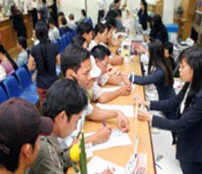 Khách hàng giao dịch tại trụ sở Vietcombank.