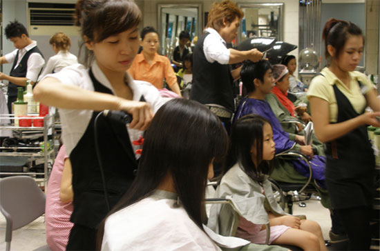 Nhiều salon tóc quy mô lớn mở ra theo hình thức công ty chuyên nghiệp.