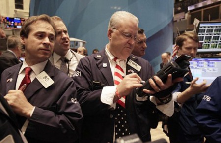 Nhà đầu tư tập trung vào các bản báo cáo số liệu kinh tế cuối năm - Ảnh: AP.