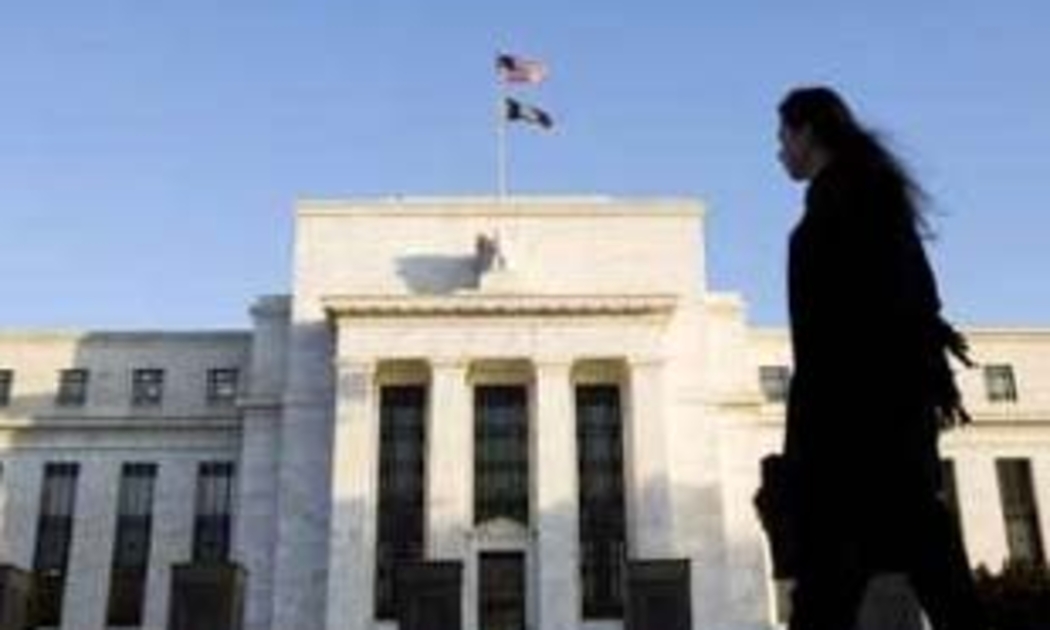Một khách bộ hành đi ngang qua trụ sở của Cục Dự trữ Liên bang Mỹ (FED), ngày 29/10 - Ảnh: Reuters.