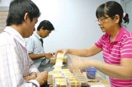 Cơn sốt giá vàng vừa qua đã làm bộc lộ rõ những lỗ hổng trong chính sách điều hành kinh doanh vàng trên tài khoản.