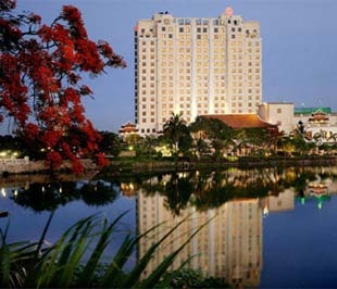 Khách sạn Sheraton Hà Nội. Nếu xét về cơ cấu vốn đầu tư thì Hà Nội đang có sự chuyển biến mạnh mẽ từ lĩnh vực công nghiệp sản xuất và xây dựng sang lĩnh vực dịch vụ, tài chính, ngân hàng và phát triển bất động sản.