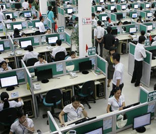 Một góc trung tâm chăm sóc khách hàng của Viettel Telecom.