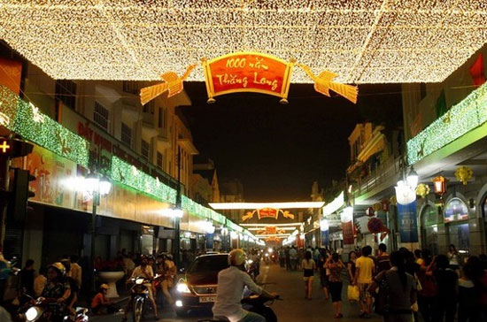 Đường phố Hà Nội trong dịp Đại lễ nghìn năm Thăng Long - Hà Nội - Ảnh: Reuters.