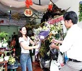 Bà Thủy Vũ, Giám đốc Công ty TNHH Thương mại - Dịch vụ Trực Tuyến đang giao hoa cho khách hàng.