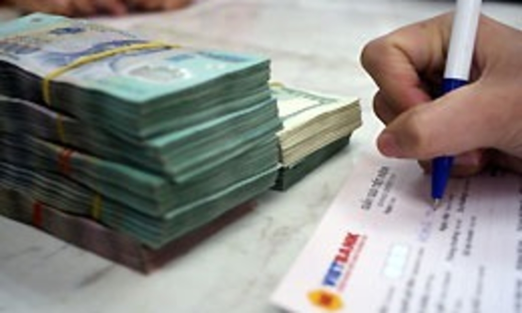 VNBA đề nghị Ngân hàng Nhà nước cho giảm tỷ lệ dự phòng chung từ 0,75% xuống 0,5%, đồng thời cho phép kéo dài thời gian các tổ chức tín dụng phải thực hiện trích lập dự phòng chung đến thời gian phù hợp hơn để các ngân hàng có điều kiện giảm lãi suất cho vay - Ảnh: Reuters.