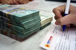 VNBA đề nghị Ngân hàng Nhà nước cho giảm tỷ lệ dự phòng chung từ 0,75% xuống 0,5%, đồng thời cho phép kéo dài thời gian các tổ chức tín dụng phải thực hiện trích lập dự phòng chung đến thời gian phù hợp hơn để các ngân hàng có điều kiện giảm lãi suất cho vay - Ảnh: Reuters.