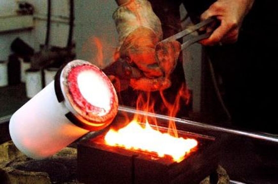 Công nhân chế tác vàng miếng - Ảnh: Hoàng Hà.