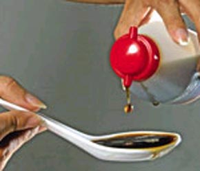 Mùi vị của những chai nước tương “sạch” khác hẳn với mùi vị vốn đã rất quen thuộc với nhiều thế hệ người tiêu dùng Việt Nam hàng thế kỷ nay.