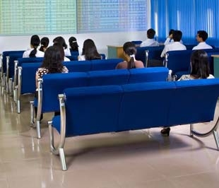 Đây là phiên khối đầu tư nước ngoài đẩy mạnh bán ra. Họ bán ra 22 mã với tổng 950.400 cổ phiếu, ứng với 17,57 tỷ đồng giá trị, trong khi chỉ mua vào 119.200 cổ phiếu với giá trị 1,7 tỷ đồng - Ảnh: Việt Tuấn.