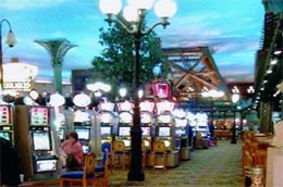 Cảnh bầu trời giả trong một khách sạn ở Las Vegas với hàng dãy máy đánh bạc - Ảnh: NVP.