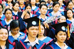 Luật hiện hành quy định “Thủ tướng Chính phủ quyết định đối với trường đại học”. Điều này được sửa đổi tại dự thảo luật: “Bộ trưởng Bộ Giáo dục và Đào tạo quyết định đối với trường đại học. Trong trường hợp đặc biệt, Thủ tướng Chính phủ quyết định chủ trương thành lập trường”.