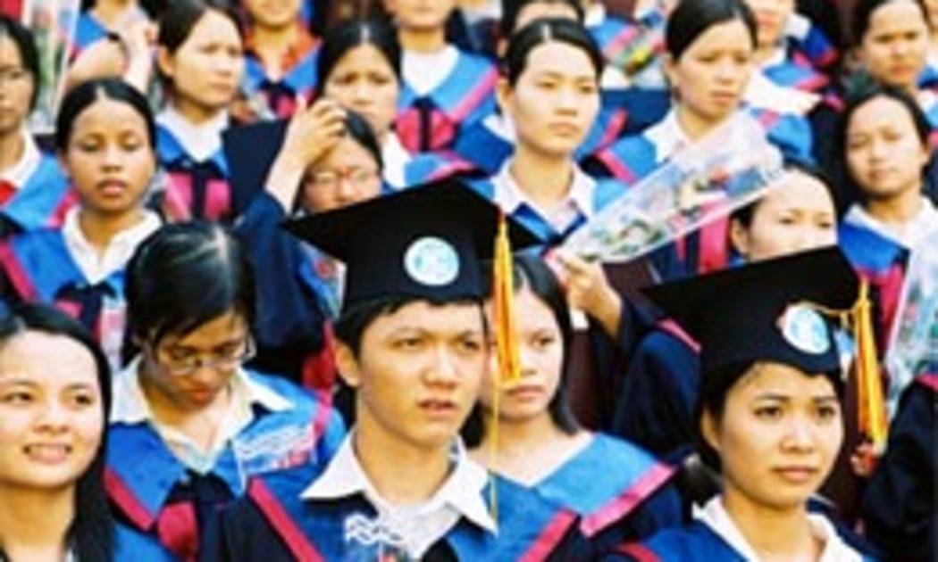 Luật hiện hành quy định “Thủ tướng Chính phủ quyết định đối với trường đại học”. Điều này được sửa đổi tại dự thảo luật: “Bộ trưởng Bộ Giáo dục và Đào tạo quyết định đối với trường đại học. Trong trường hợp đặc biệt, Thủ tướng Chính phủ quyết định chủ trương thành lập trường”.