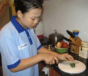 Công việc của một quản gia kết hợp giữa nội trợ và quản lý gia đình.