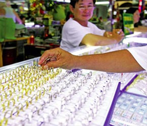 Ghi nhận cho thấy, từ các tiệm vàng tư nhân đến các công ty lớn, những ngày gần đây mãi lực bán vàng khá yếu - Ảnh: SGTT.