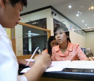 Dù đã có dấu hiệu dịu bớt trong hai phiên vừa qua, nhưng theo nhận định chung của một số công ty chứng khoán, diễn biến bán ròng của khối đầu tư nước ngoài vẫn là một trở ngại đối với hướng đi lên của thị trường thời điểm này - Ảnh: Việt Tuấn.