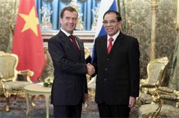 Tổng thống Nga Dmitry Medvedev gặp gỡ Tổng bí thư Nông Đức Mạnh trong chuyến thăm chính thức Nga của Tổng bí thư từ ngày 8-12/7/2010.
