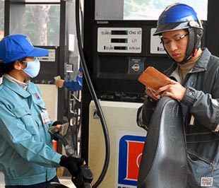 Kể từ ngày 9/1, mức thu phí đối với các mặt hàng xăng, dầu đồng loạt tăng lên.