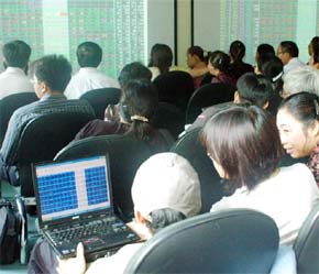 Hôm nay, thông tin từ Ngân hàng Nhà nước tiếp tục gây thất vọng đối với nhiều nhà đầu tư - Ảnh: TP.