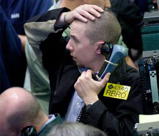 Giới đầu tư quốc tế đang chuyển vốn sang thị trường vàng và dầu do sự mất niềm tin vào đồng USD - Ảnh: Bloomberg.