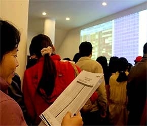 Một nhân tố “hâm nóng” sức cầu của thị trường là hiện các ngân hàng thương mại quốc doanh đang mở hầu bao để phát triển dịch vụ tín dụng cho vay cầm cố chứng khoán và tăng nguồn tiền cho nhà đầu tư.