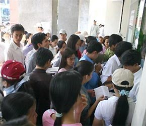 Sinh viên Đại học Kinh tế Tp.HCM đóng học phí qua chi nhánh Ngân hàng Nông nghiệp và Phát triển nông thôn - Ảnh: TT.