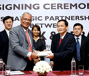 Lễ ký thỏa thuận hợp tác giữa ABBank với Maybank.