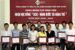 Ngoài học bổng, SCIC còn tạo điều kiện để những sinh viên này tham gia các hội thảo, khoá đào tạo trong nước và quốc tế, cũng như áp dụng chính sách ưu tiên thực tập, tuyển dụng tại SCIC nếu có nguyện vọng.