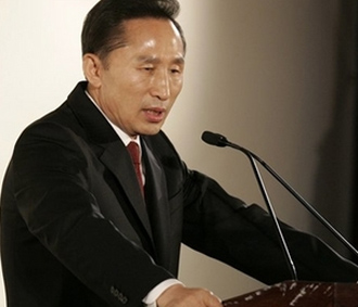 Các cuộc biểu tình rầm rộ đã khiến cho uy tín của Tổng thống Lee Myung-bak và Chính phủ Hàn Quốc xuống thấp.