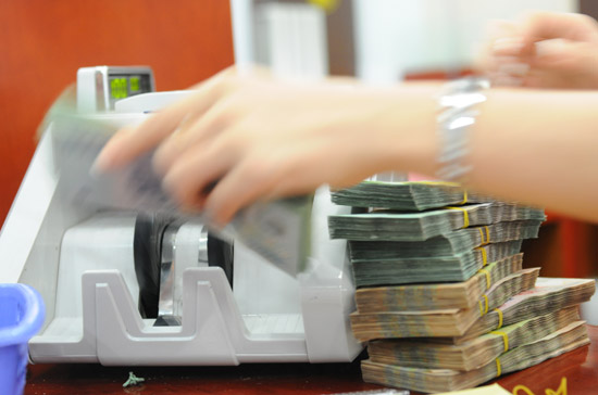 Theo ông Bùi Đức Thụ, việc kiềm chế lạm phát không nên tiếp tục theo cách cố thắt chặt tiền tệ hết mức có thể.