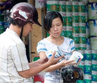 Cha mẹ có thể nhịn ăn, nhịn mặc, nhịn các khoản mua sắm, giải trí, nhưng không thể nhịn sữa cho con, dù giá sữa có tăng.