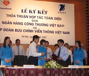 Ngân hàng Công thương (Incombank) và Tập đoàn Bưu chính Viễn thông (VNPT) ký thỏa thuận hợp tác toàn diện, ngày 11/6/2007 - Ảnh: Từ Nguyên.