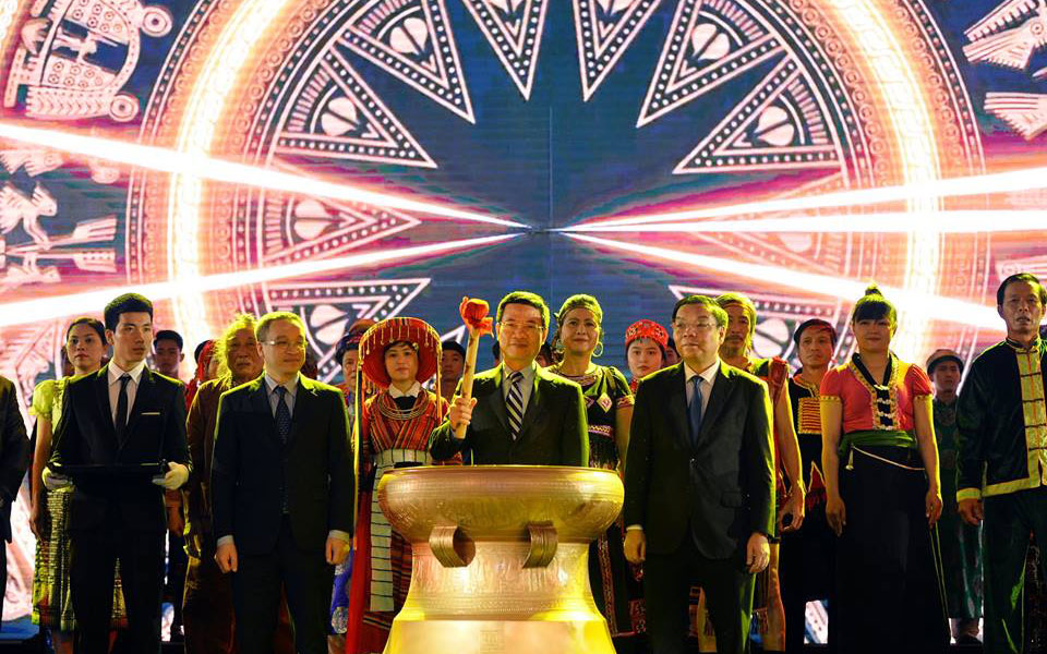 <font face="Arial, Verdana"><span style="font-size: 13.3333px;">Thiếu tướng Nguyễn Mạnh Hùng, Tổng giám đốc Tập đoàn Viettel, gióng trống khai trương mạng 4G Viettel, sáng 18/4.</span></font>