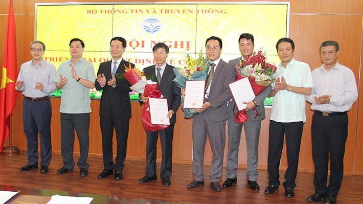 Bộ trưởng Nguyễn Mạnh Hùng trao quyết định bổ nhiệm cho ba cán bộ mới.